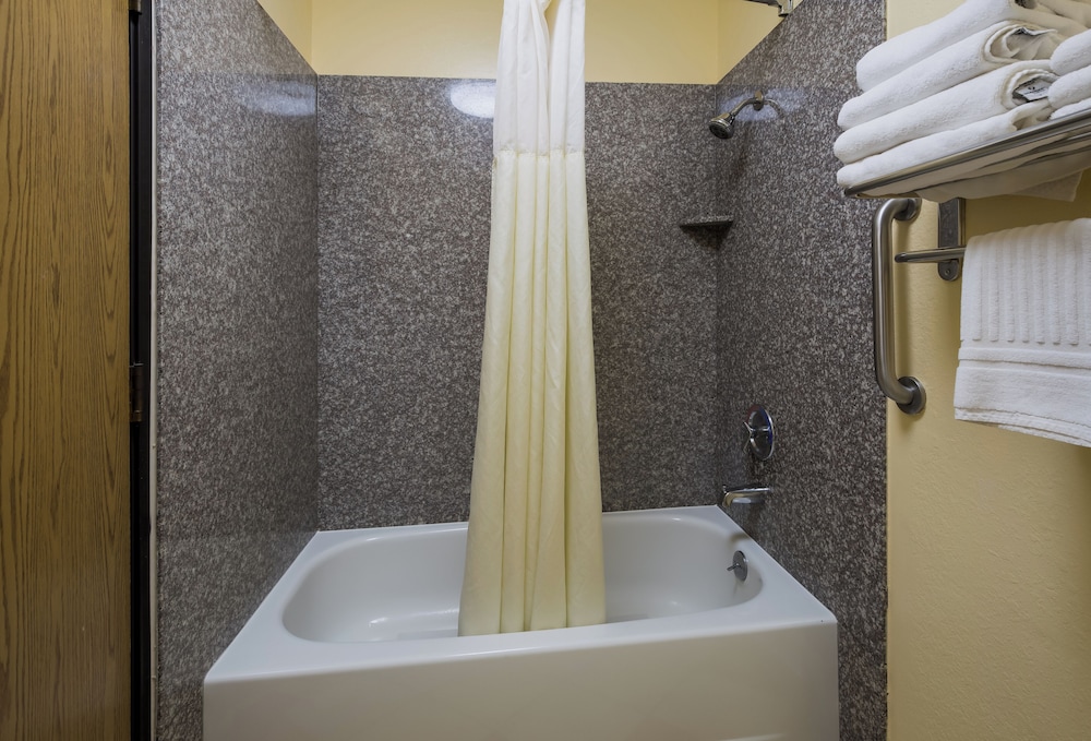 Quality Inn and Suites Medford Airport 49/51
