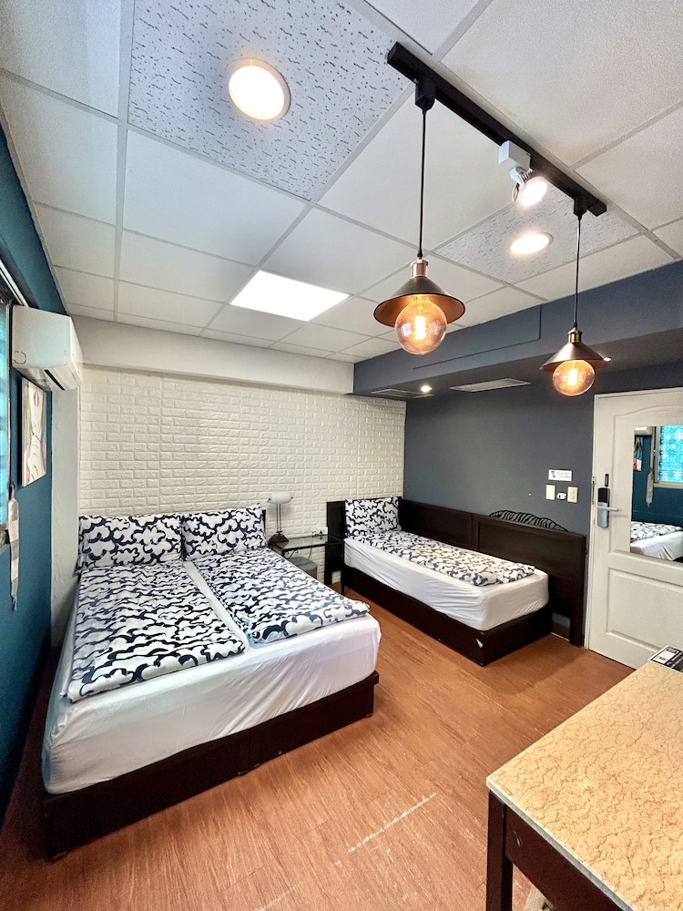 Ximen Triple Tiger Hostel 17/50
