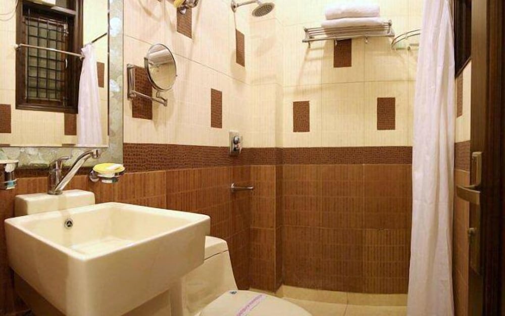 Hotel Amby Inn 48/50