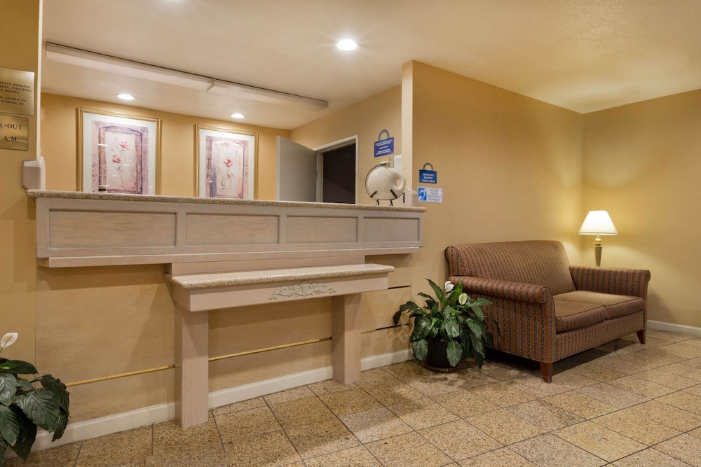 Days Inn by Wyndham Lathrop 3/37