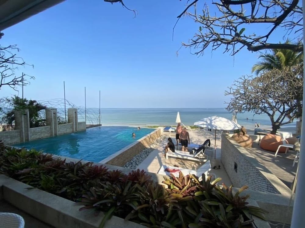 Nern Chalet Beachfront Hotel 40/74