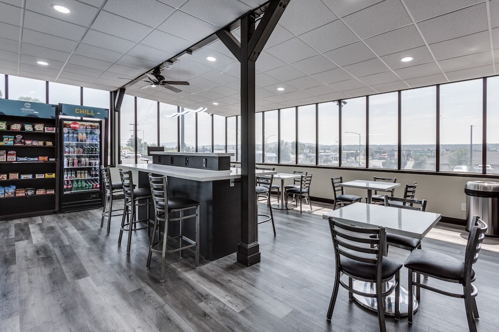 Days Inn & Suites by Wyndham Spokane 18/23