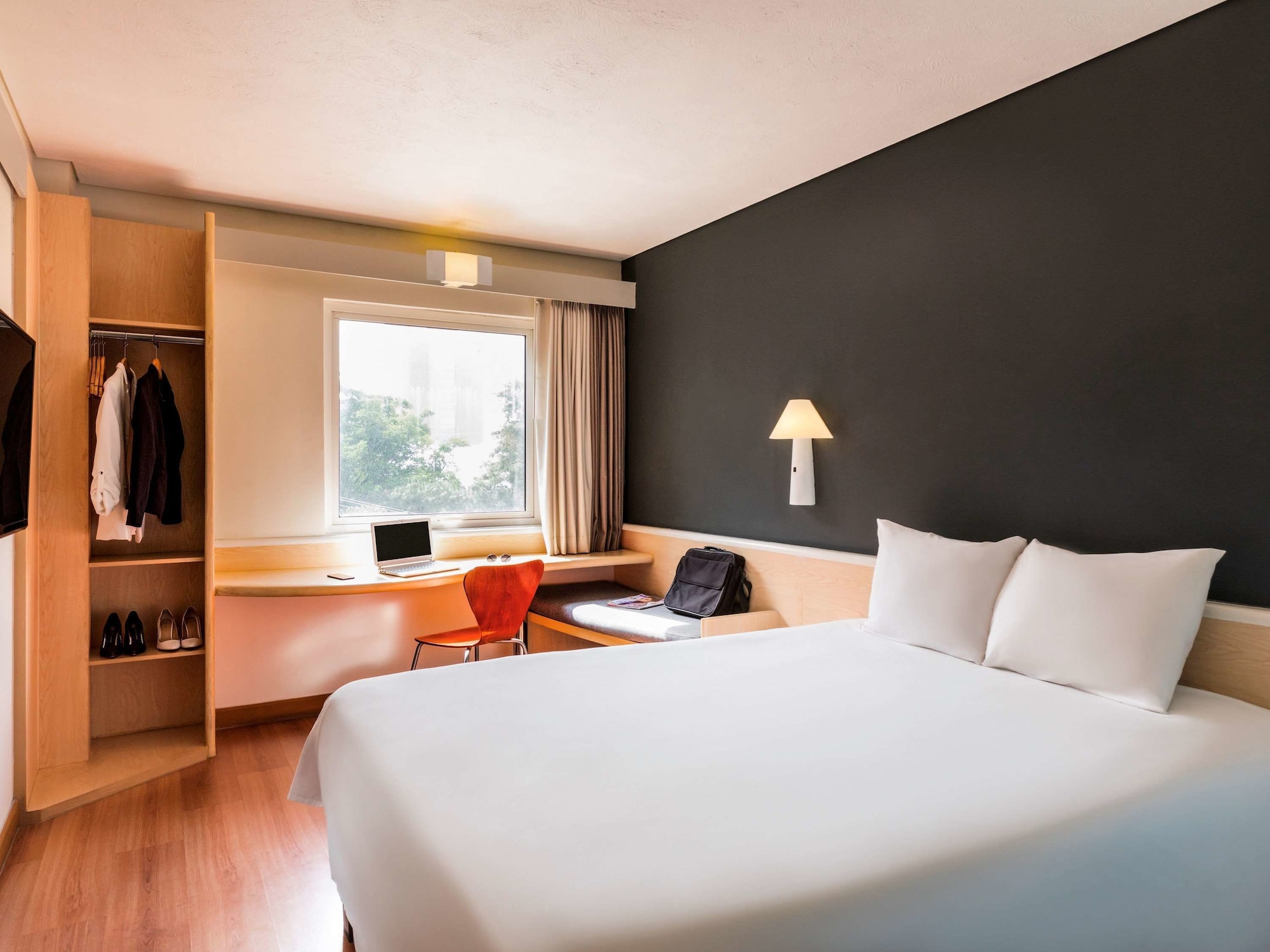 ROOM, DOUBLE BED