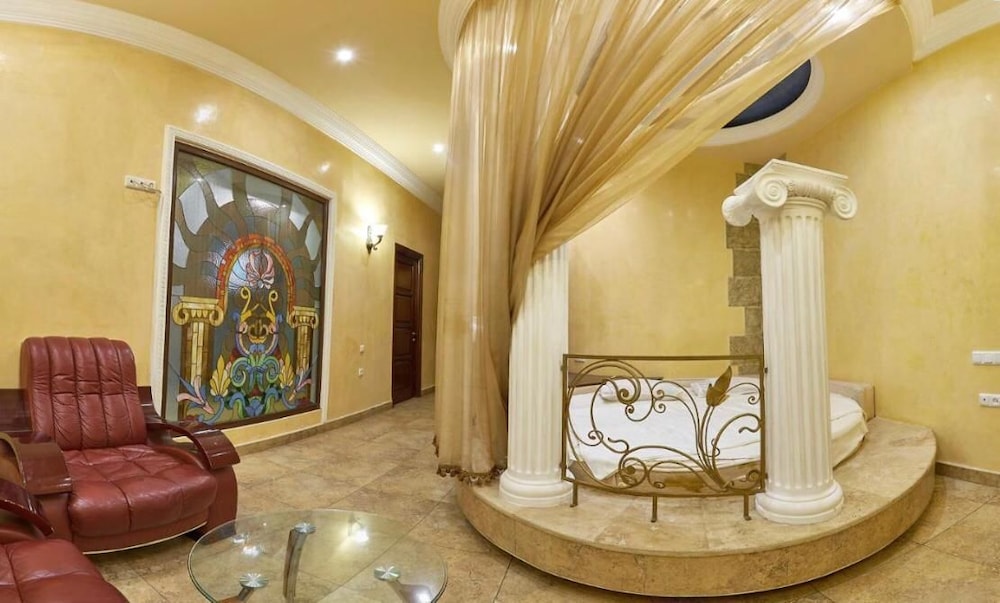 Bella Hotel 3/50