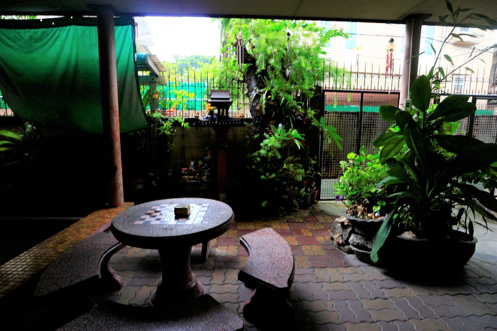 Anurak Guesthouse 35/39