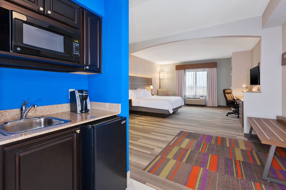 Holiday Inn Express Suites Warminster Horsham 25/63