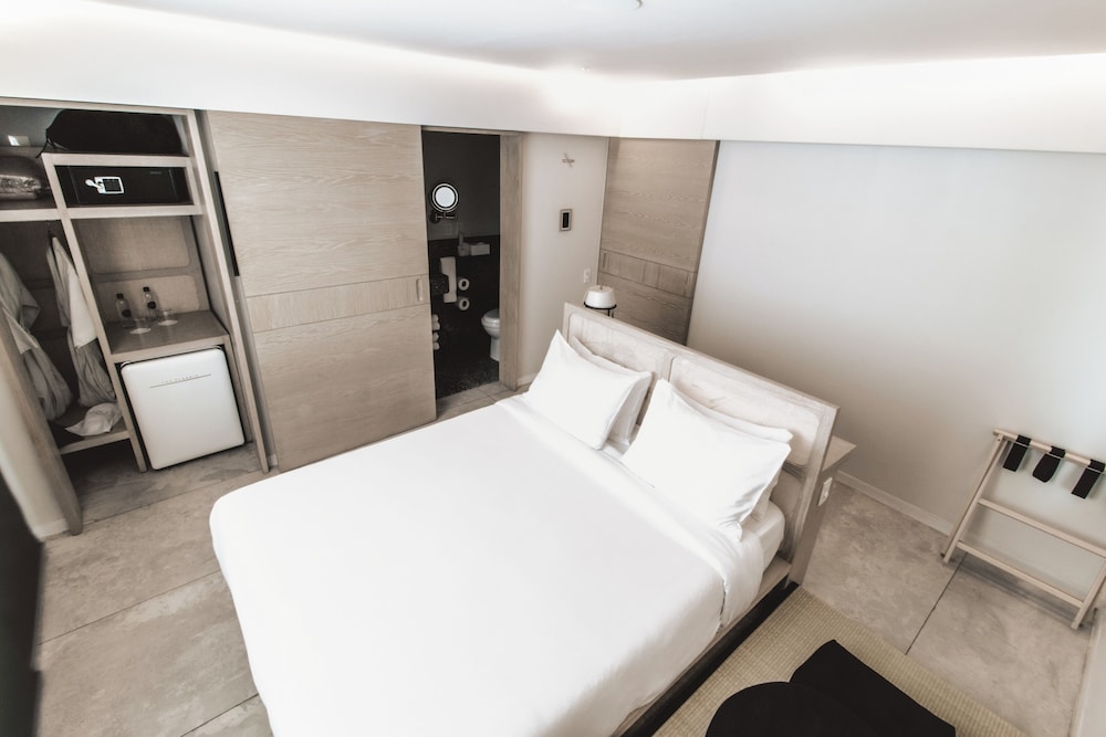 House, Queen Bed