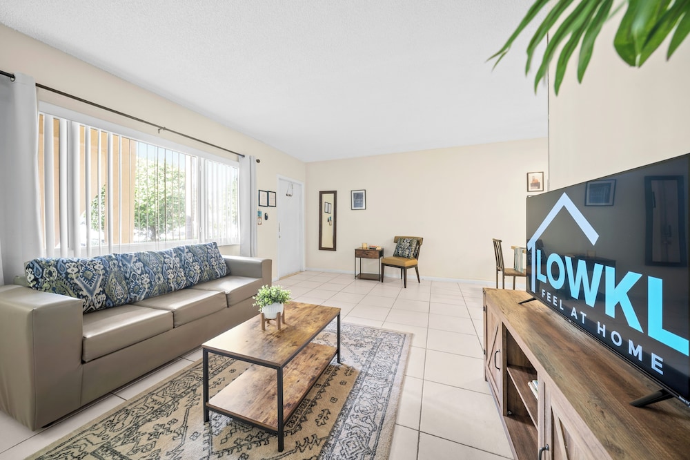 Coco Palms Apartments by Lowkl 8/28