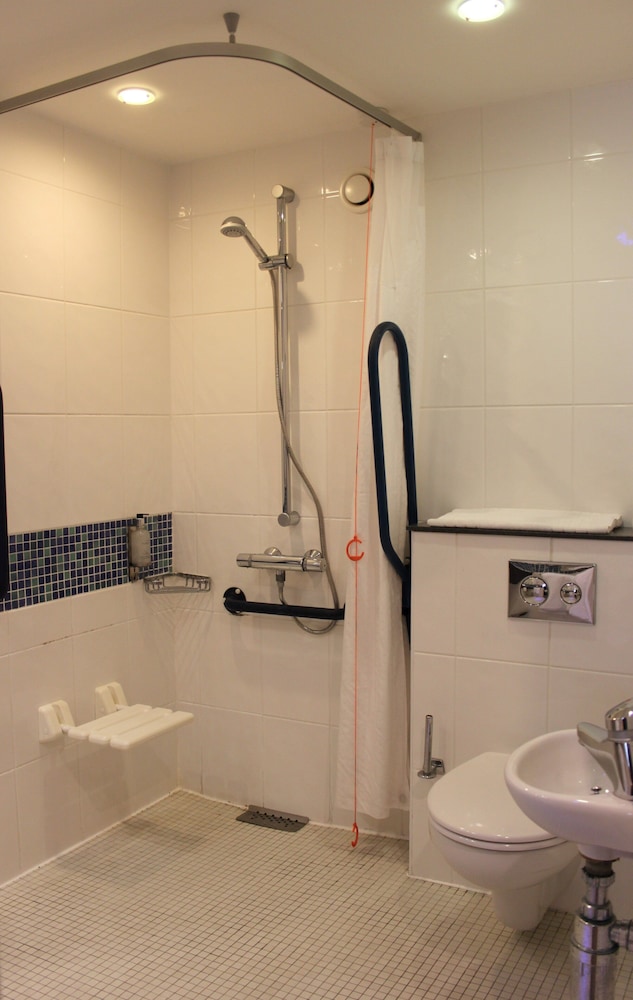 Holiday Inn Express Cardiff Airport 27/27