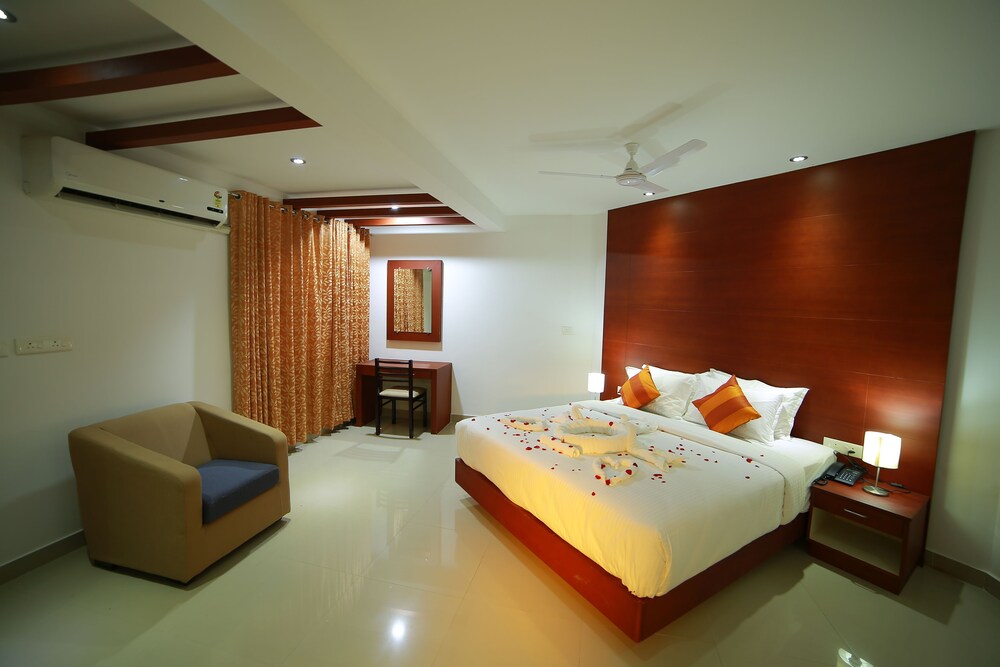 NAKSHATRA EMERALD INN GURUVAYUR 11/41