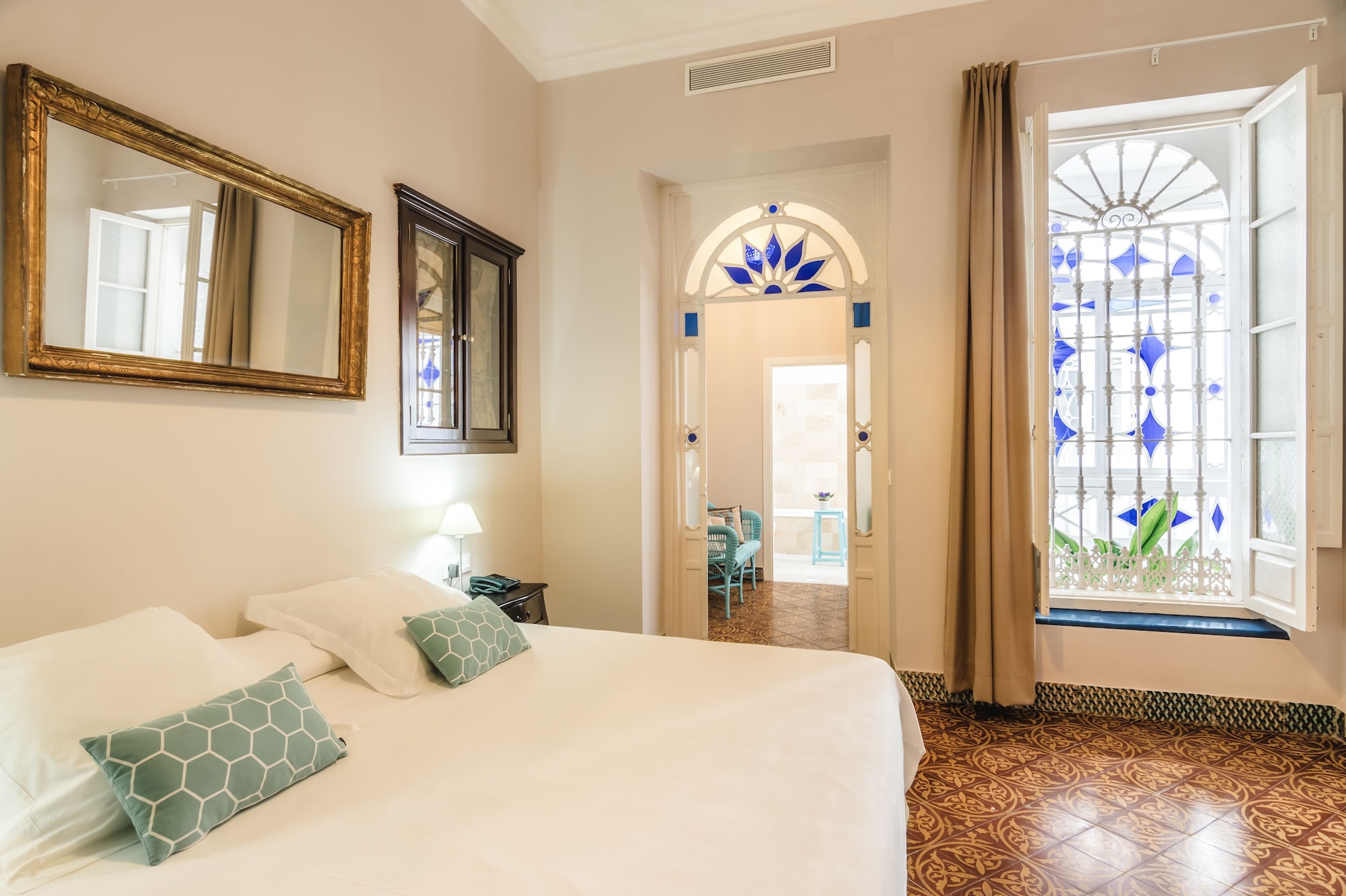 DELUXE, KING BED, COURTYARD VIEW, COURTYARD AREA