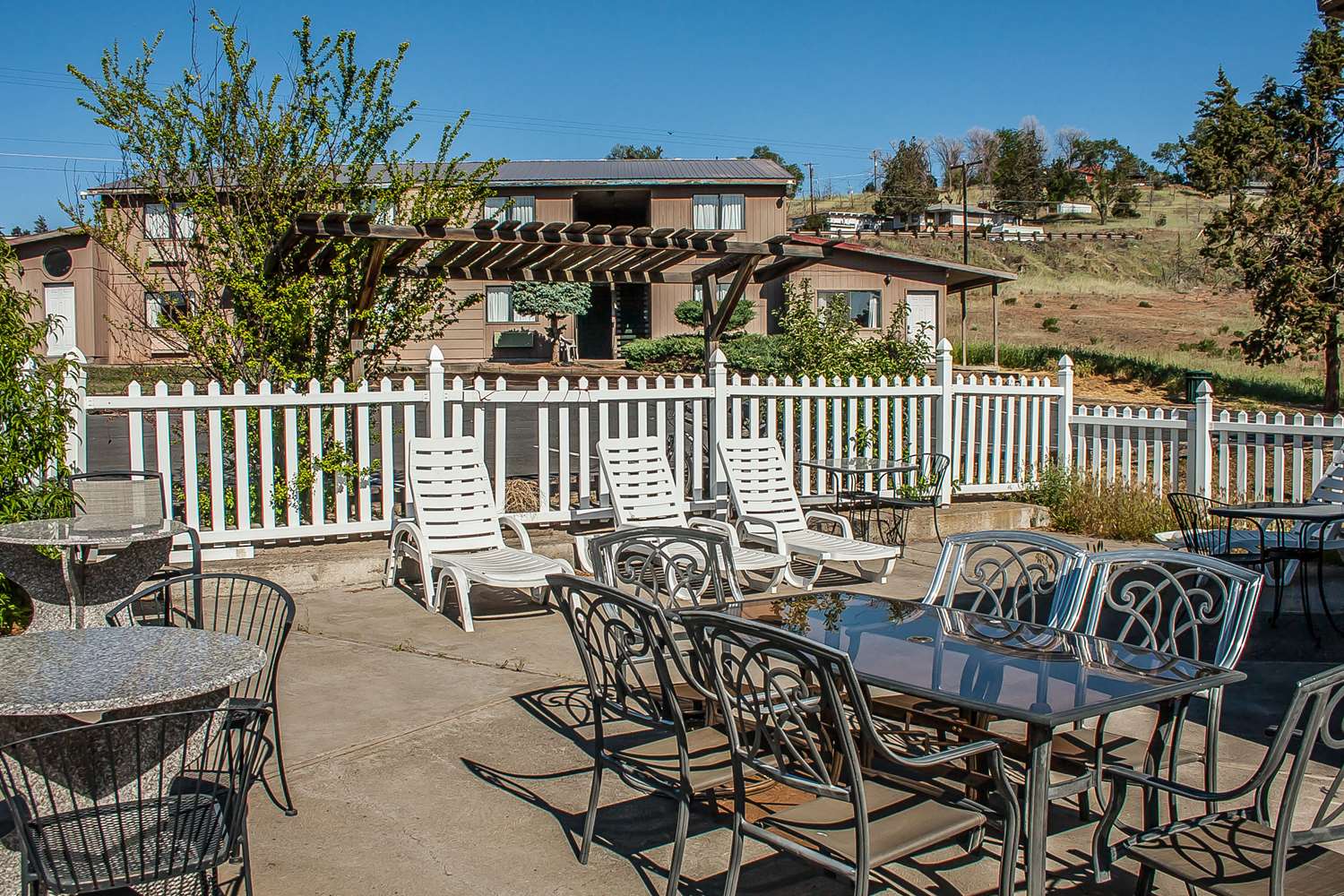 Econo Lodge Inn & Suites Madras 35/41