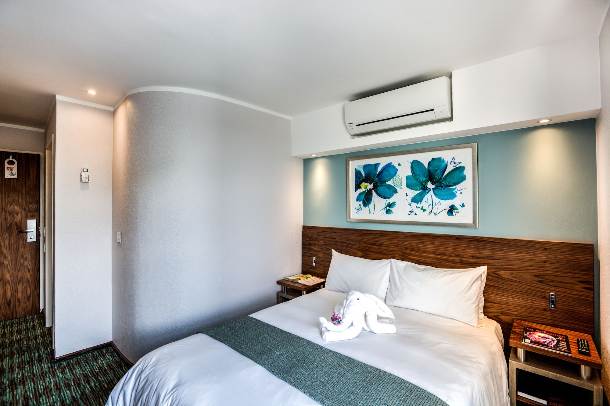 ROOM, DOUBLE BED