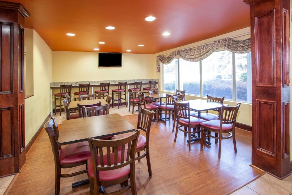 Days Inn By Wyndham Marietta-Atlanta-Delk Road 20/25