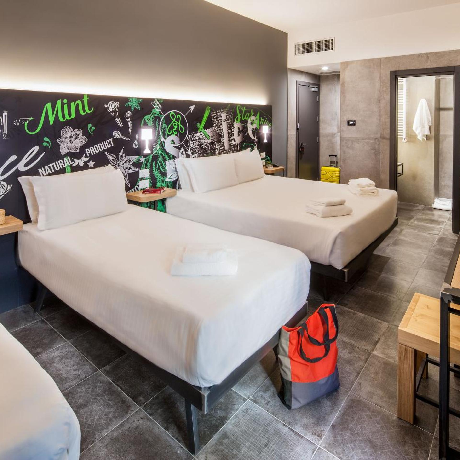ROOM, QUADRUPLE