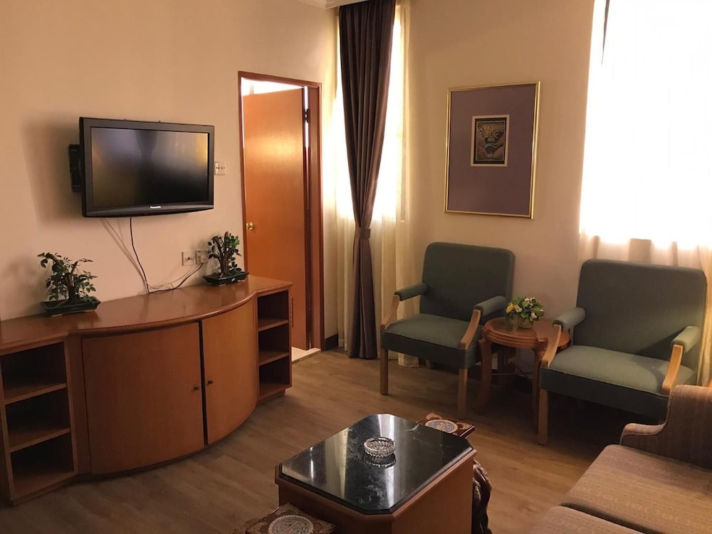 The Executive Hotel 16/25