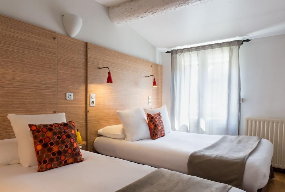 Hotel Edmond Rostand 7/45