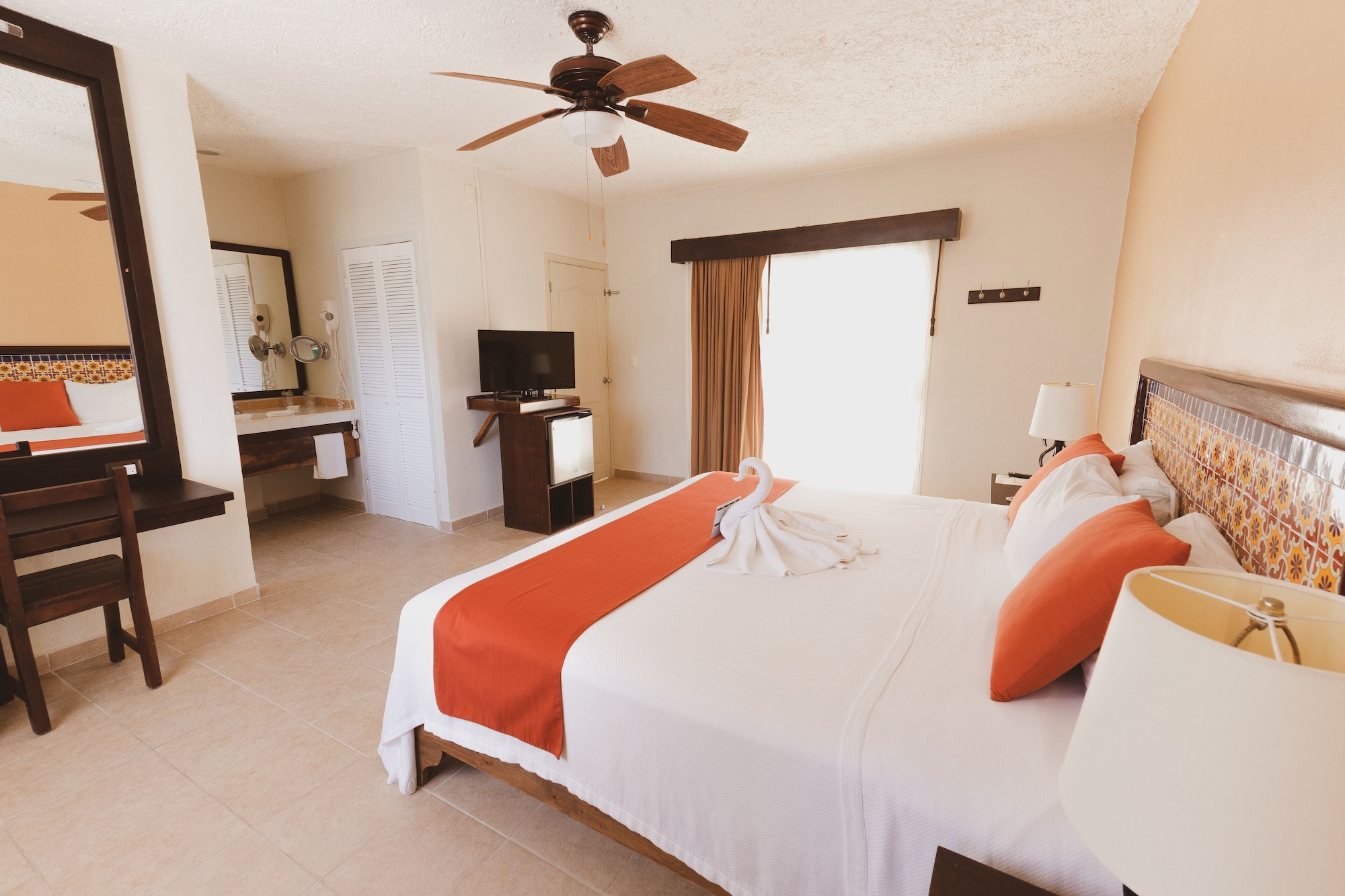 ROOM, KING BED, POOL VIEW
