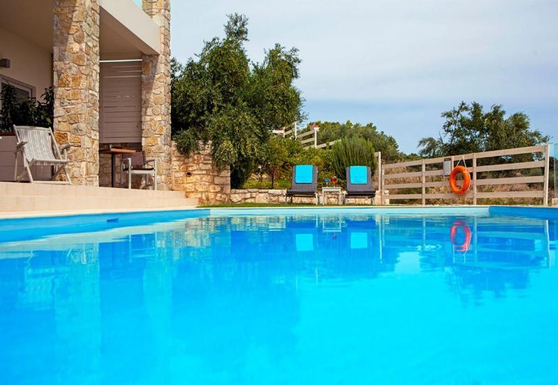 DELUXE, DOUBLE BED, SHARED POOL