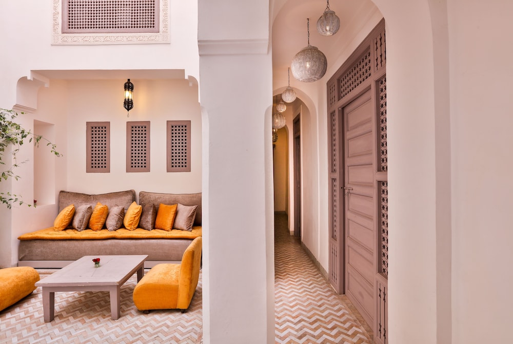 Riad Al Jazira 56/68
