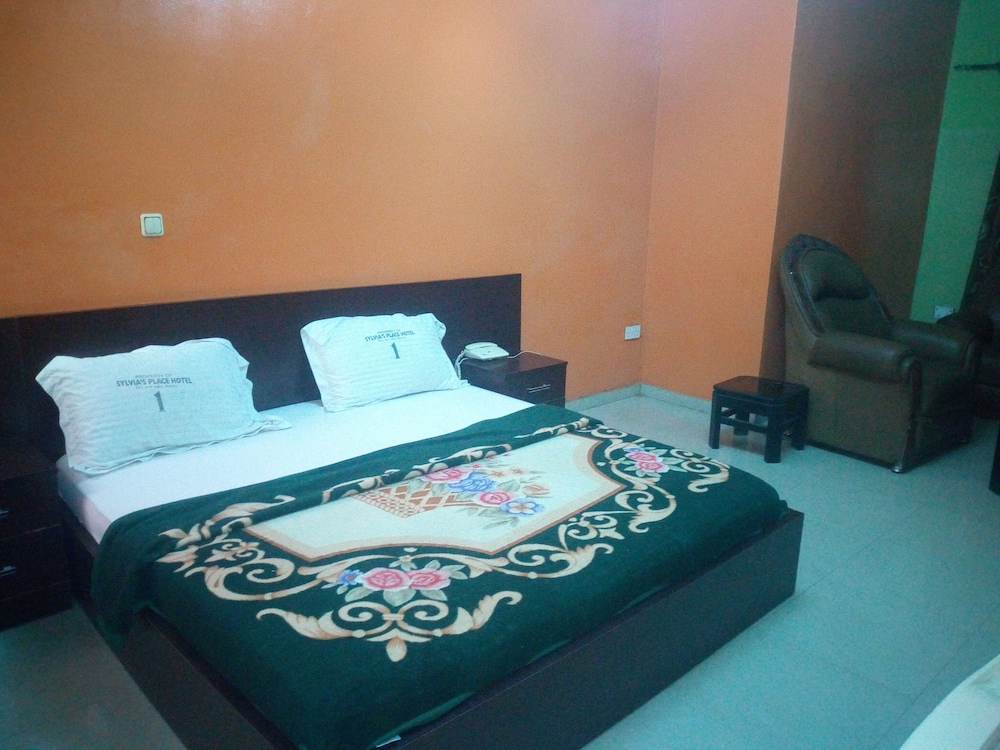ROOM, KING BED