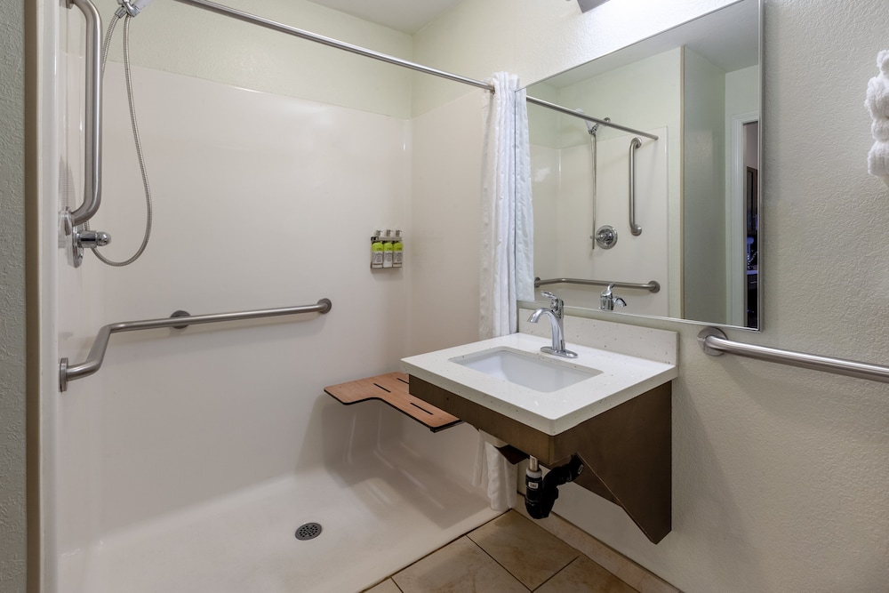 Candlewood Suites West Springfield 17/58