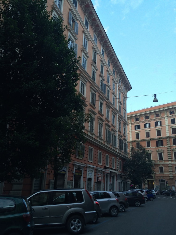 Vantaggio Suites & Apartments 27/39