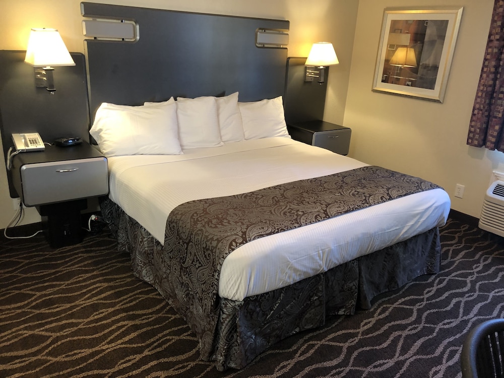 Casa Royal Inn 8/30