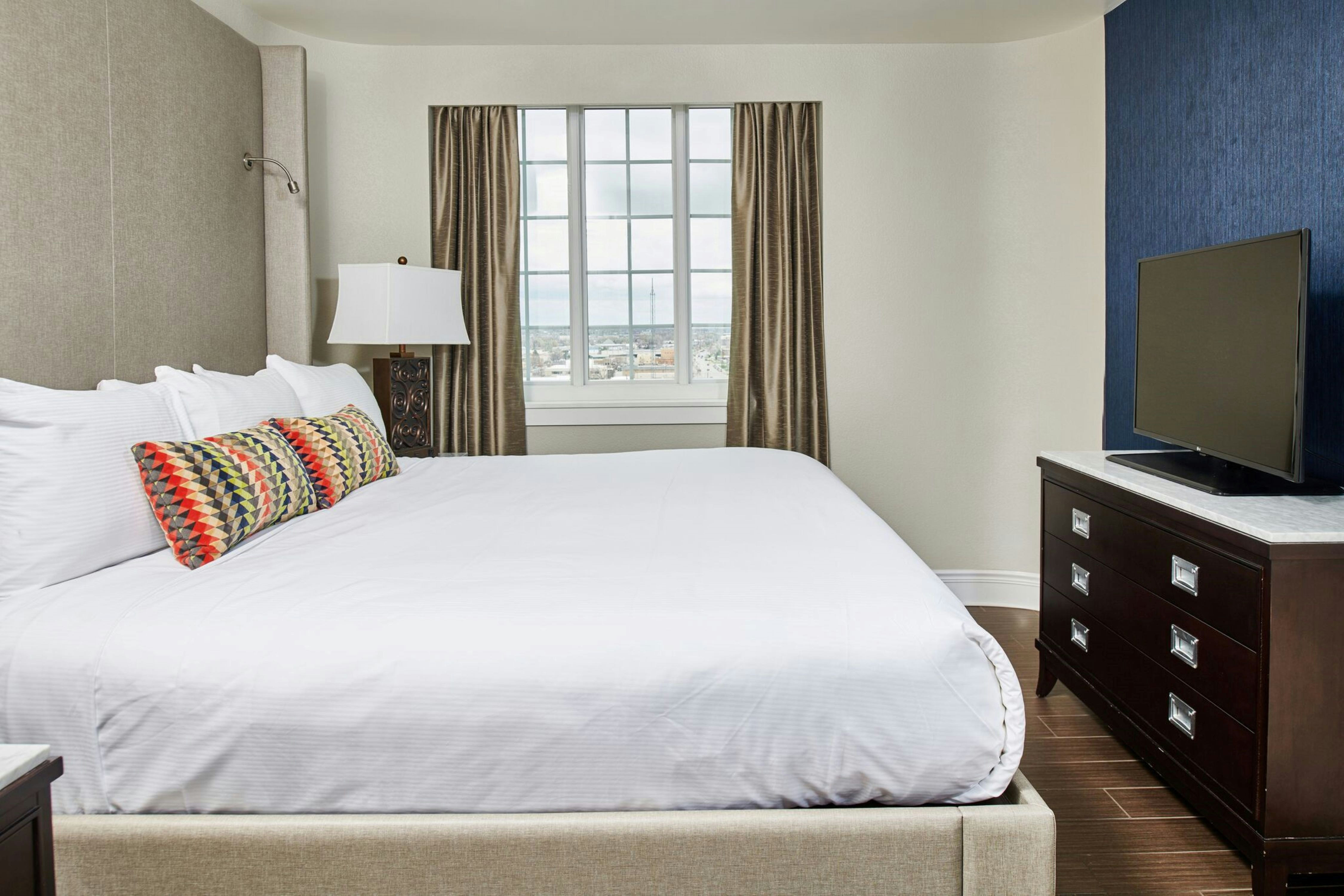 2 Bedrooms, Suite, King or Single Bed