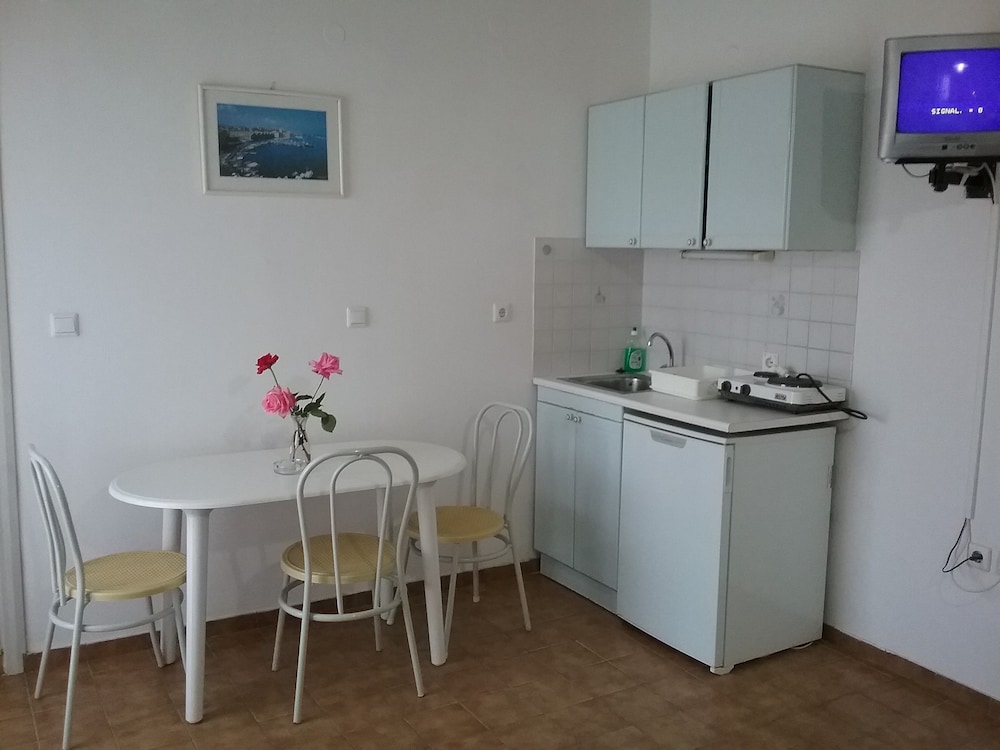 ILONA APARTMENTS 5/50