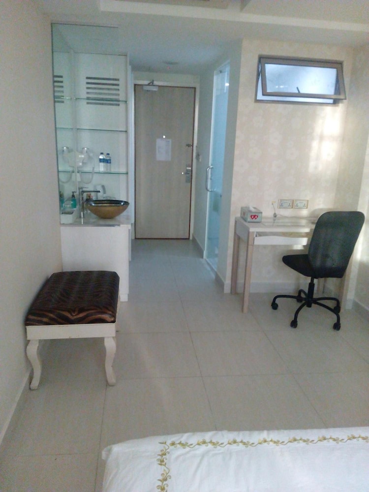 JAYLEEN CLARKE QUAY HOTEL 37/41