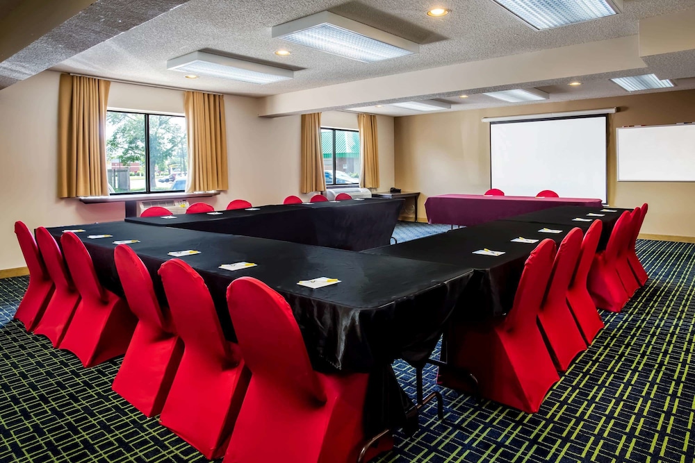 Days Inn & Suites by Wyndham Stevens Point 30/33