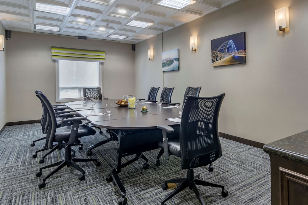 Hampton Inn & Suites by Hilton Edmonton/West 33/35