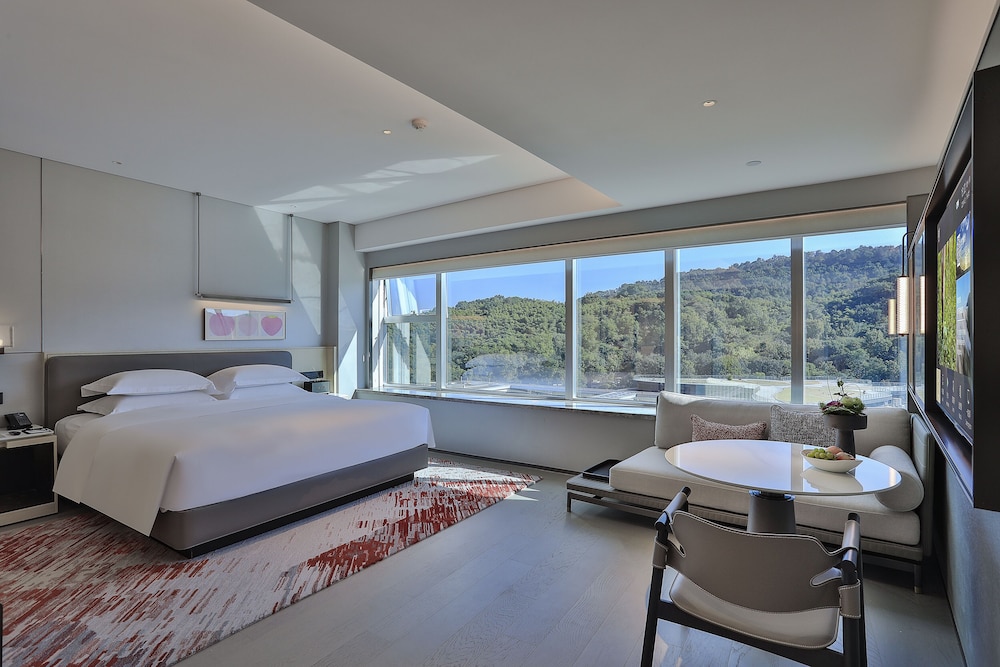 Hill, Deluxe, King Bed