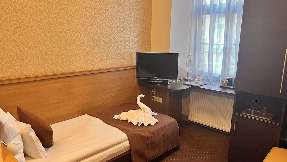 Central Hotel 21 49/54