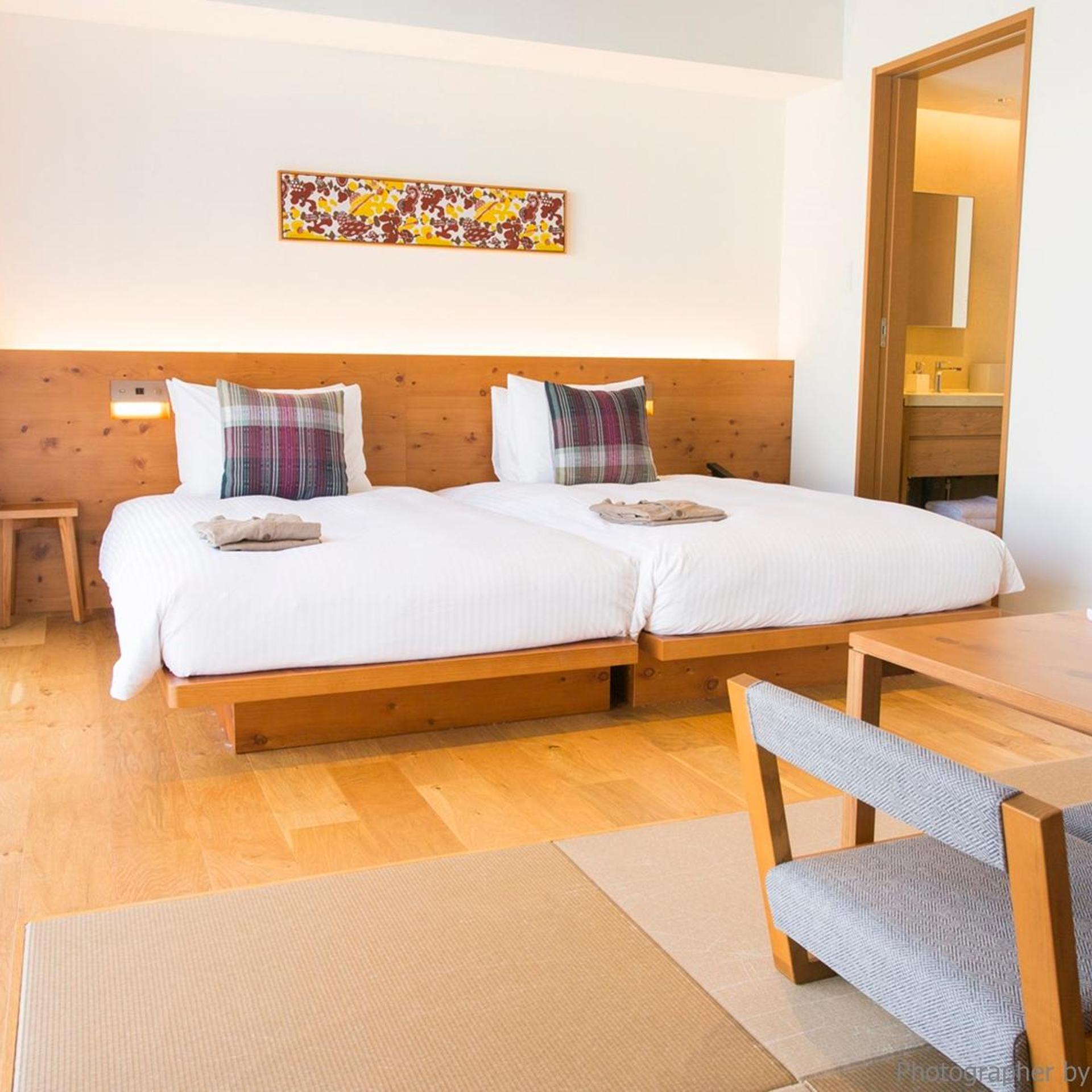 غرفة يابانية غربية بسريرين منفصلين بأرضية تاتامي، Hotel Strata Naha 2/7