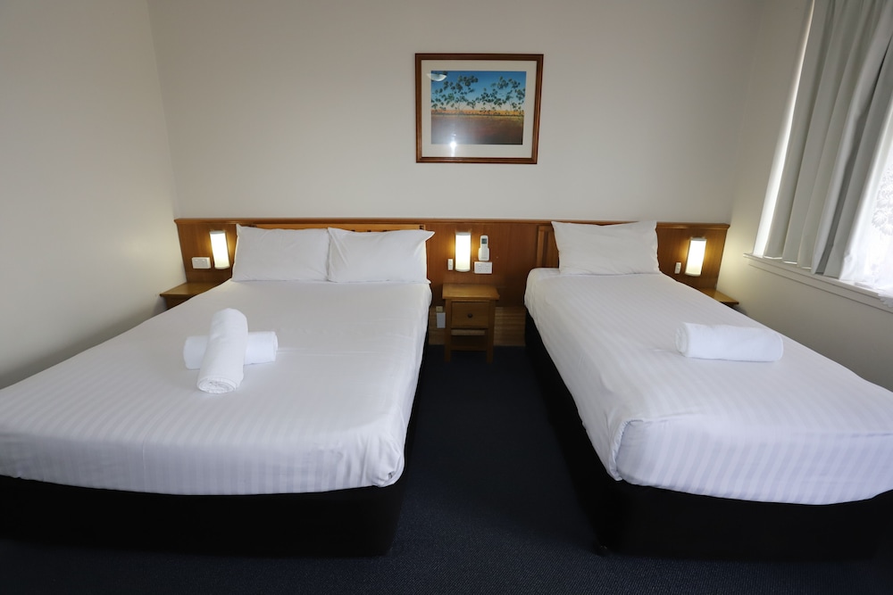 ROOM, TWIN BEDS