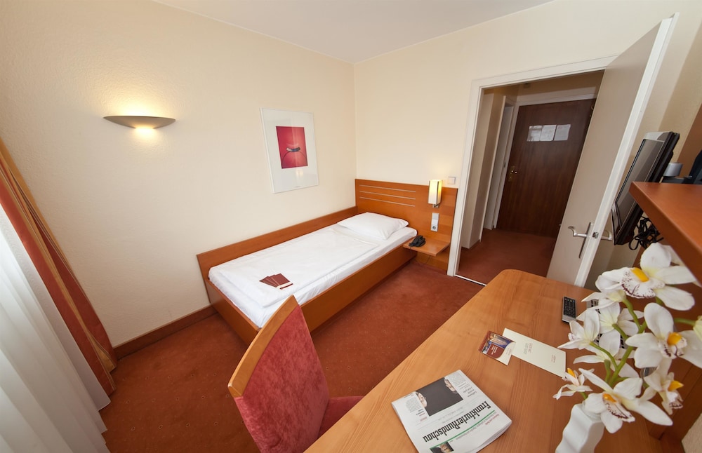 PLAZA INN Rieker Stuttgart Hauptbahnhof 46/65