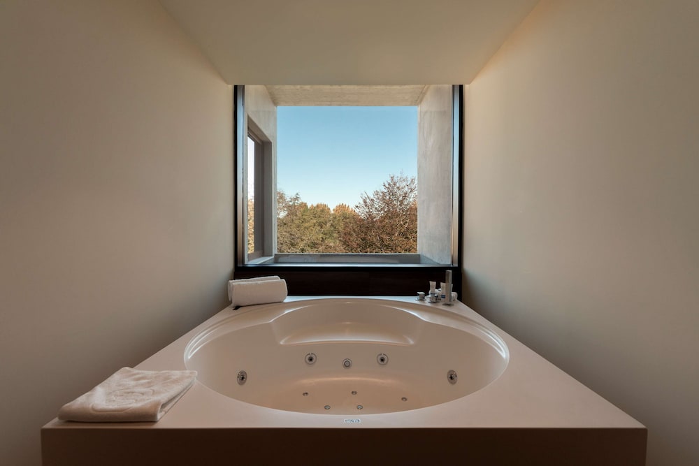 Boeira Garden Hotel Porto Gaia, Curio Collection by Hilton 33/64