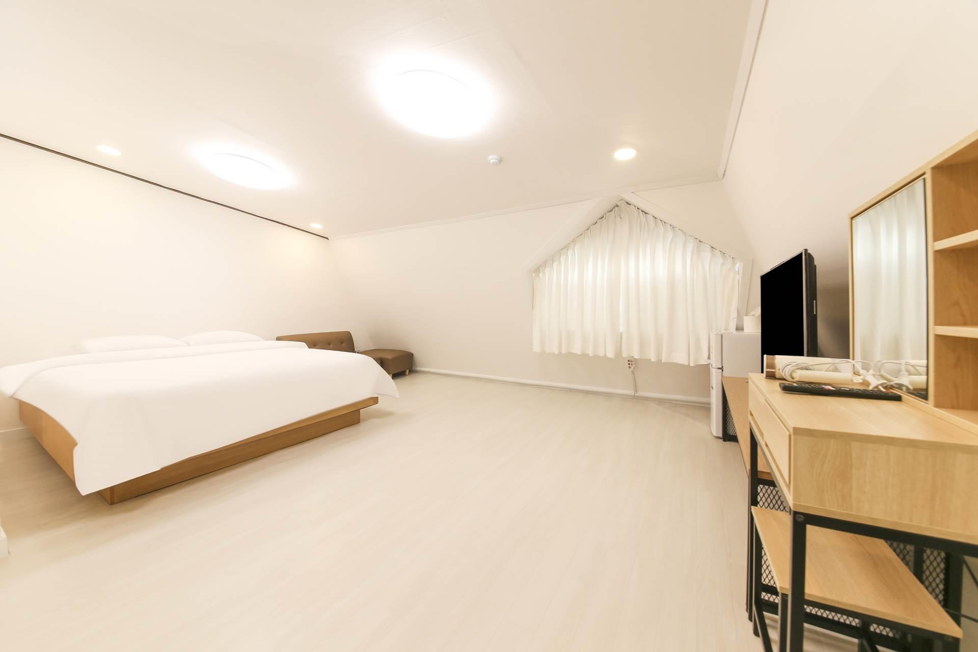 Special, 2 Futon Beds, Queen Bed, 2 Bathrooms, Bathtub