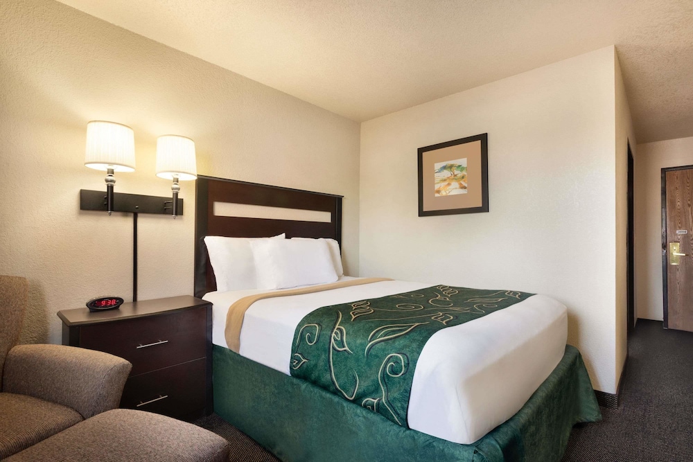 Travelodge by Wyndham Jefferson City 6/19