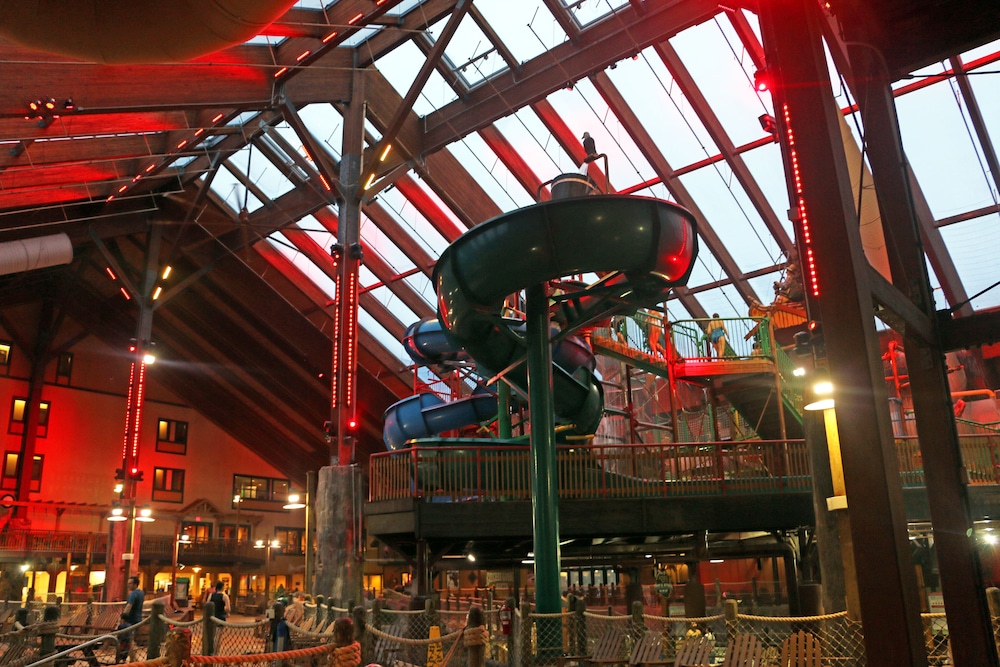 Six Flags Great Escape Lodge Indoor Waterpark 36/50