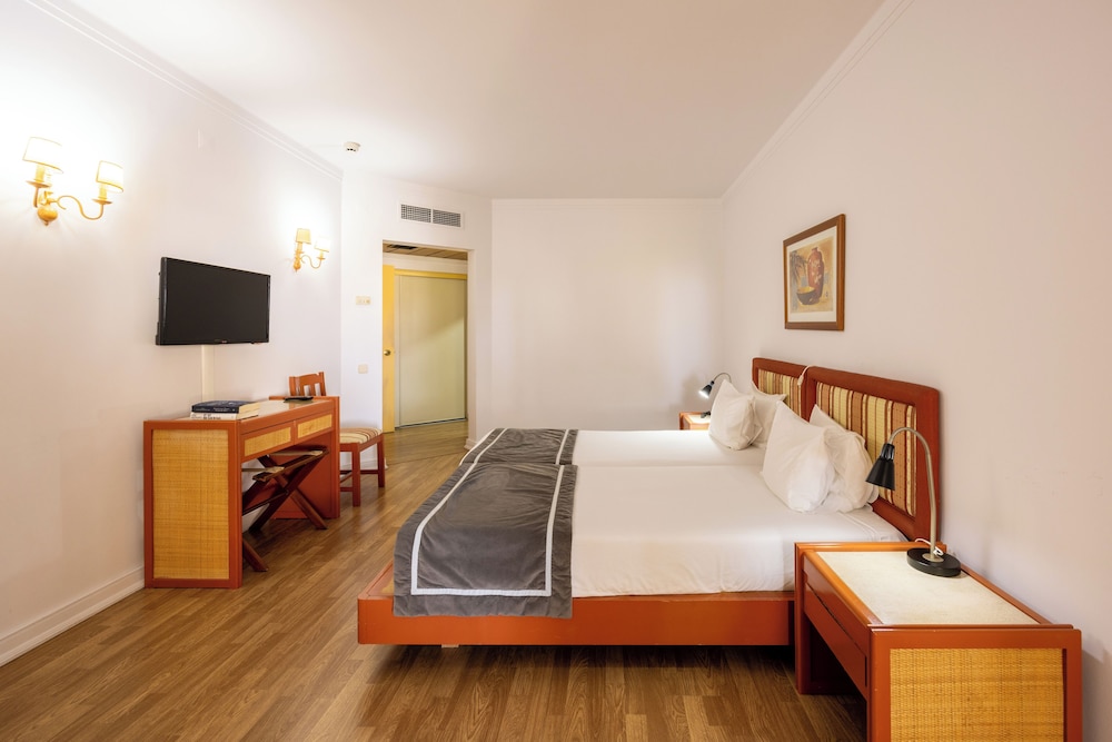 APARTMENT, TWIN BEDS