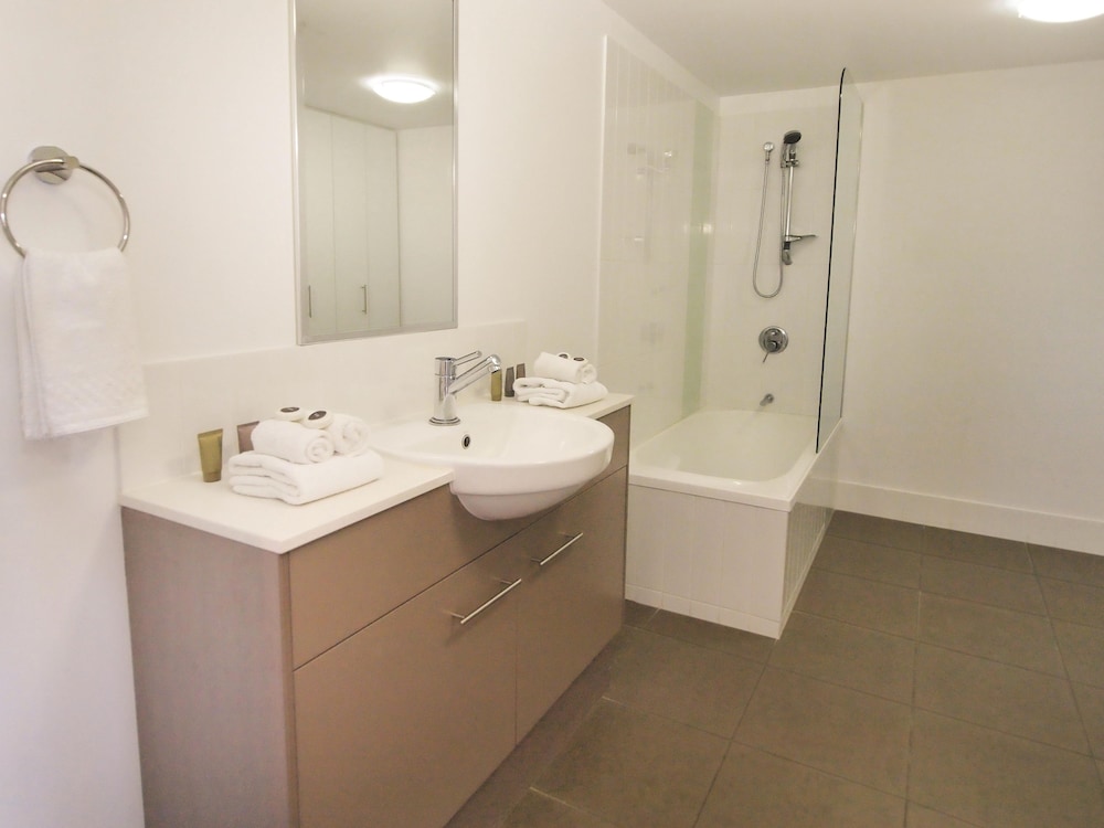 Oaks Townsville Gateway Suites 66/70