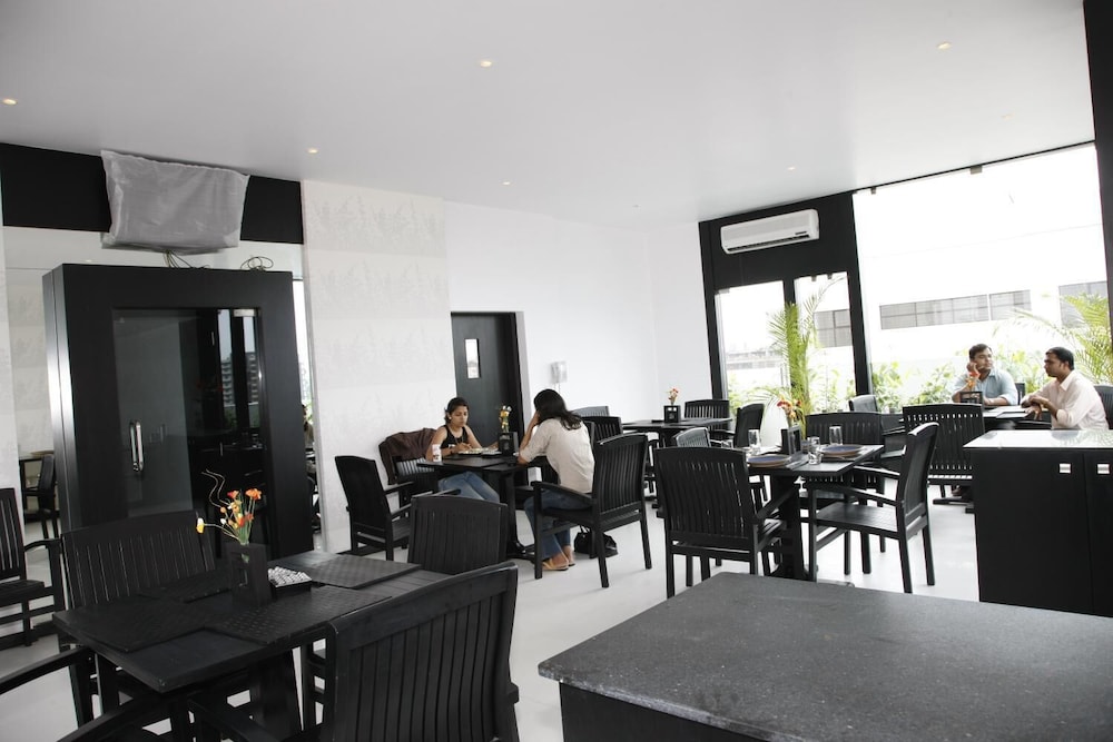 AR Suites Fontana Bay 28/39