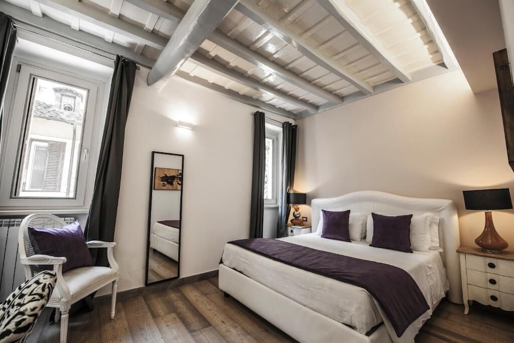 DELUXE, KING BED