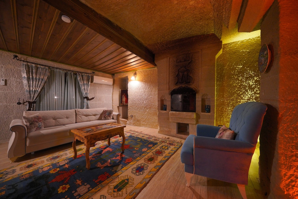 Holiday Cave Hotel 59/81