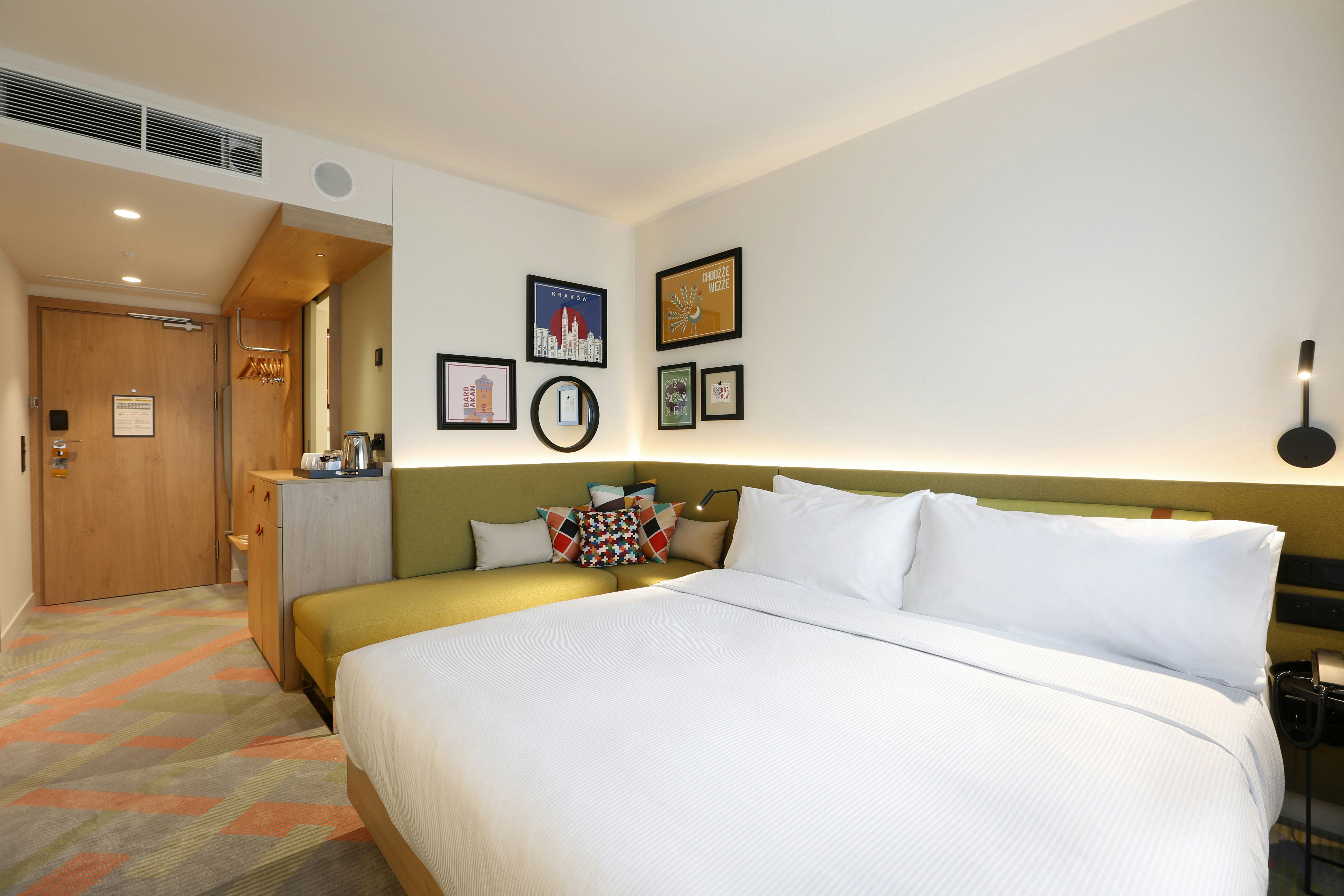 ROOM, KING BED