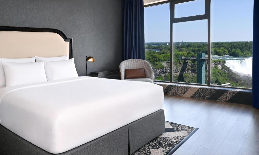 Suite, Queen Bed, Falls View, Living Area, Corner