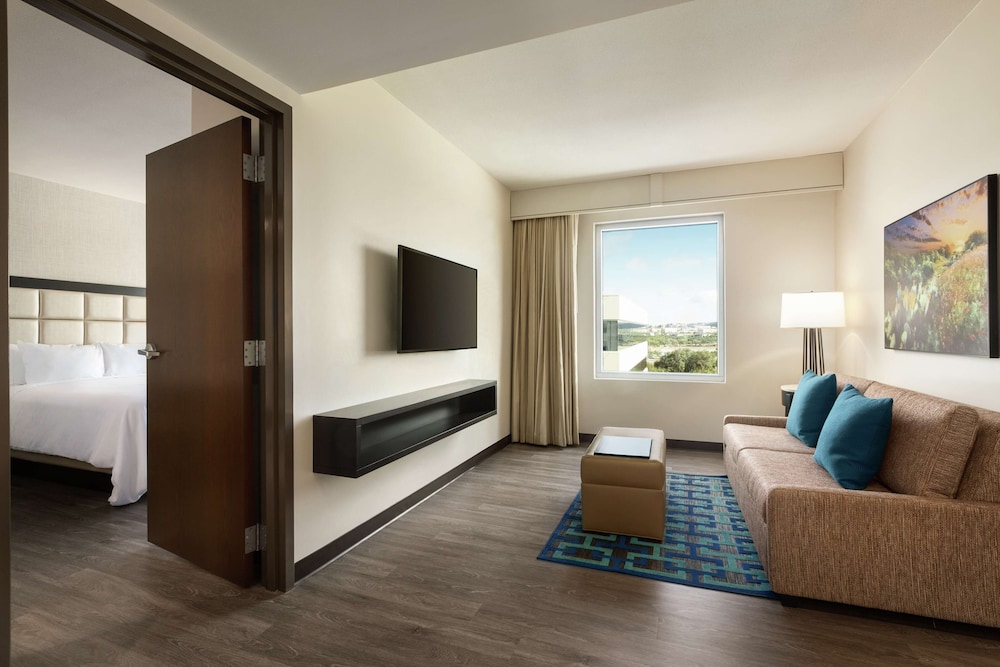 Embassy Suites by Hilton San Antonio Landmark 30/57